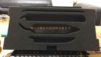 佛山市德辰包裝材料有限公司擁有先進的海綿機械,海綿發(fā)泡機,平切機,上膠機,直切機，海綿再生機,等,可以生產(chǎn)各種不同形狀規(guī)格的海綿制品和包裝海綿!

